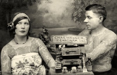 Charles Wagner tattooing a client with his newly patented tattoo machine, c.1905 by Unbekannt Unbekannt